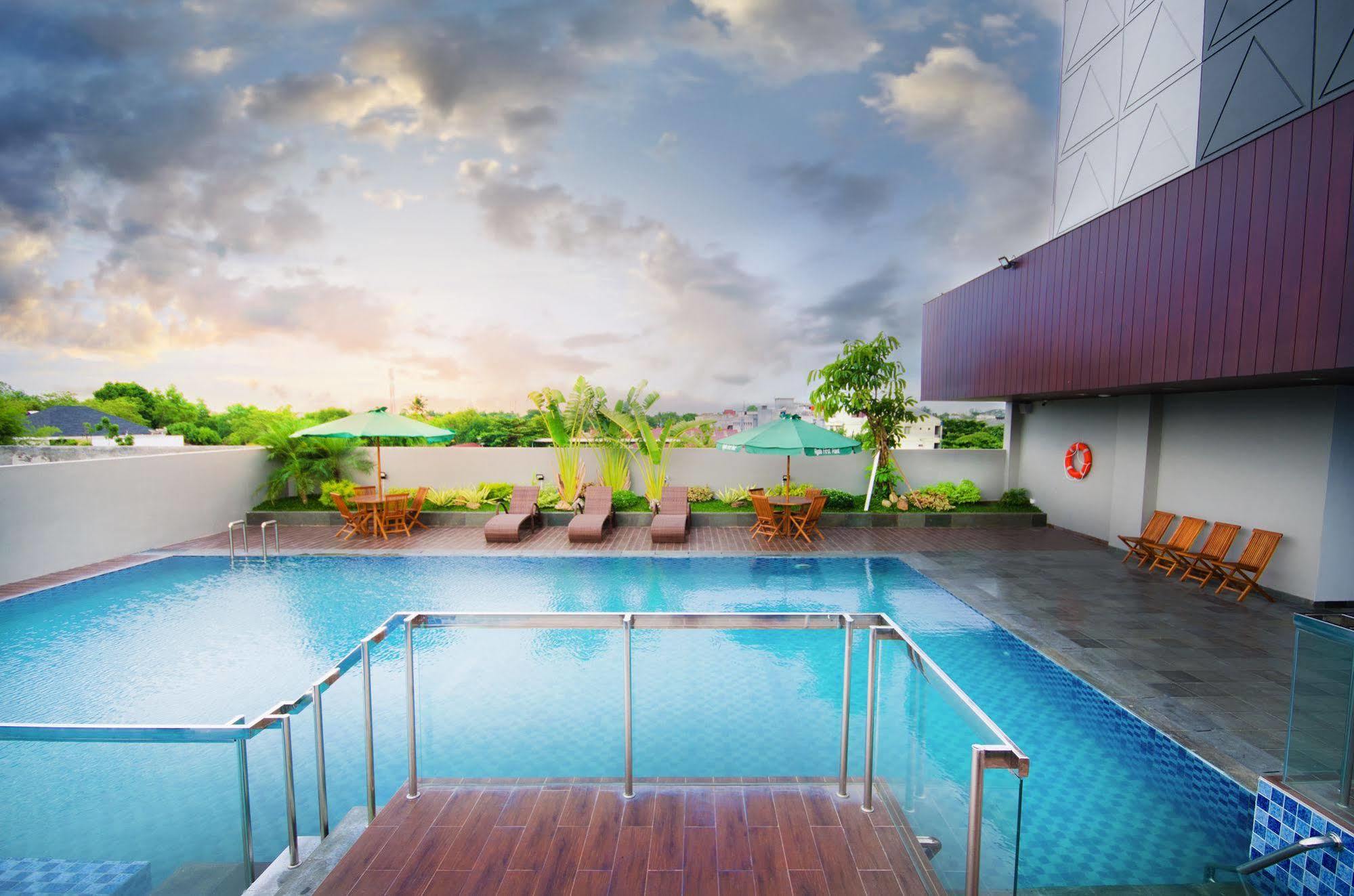 Ayola First Point Hotel Pekanbaru Luaran gambar
